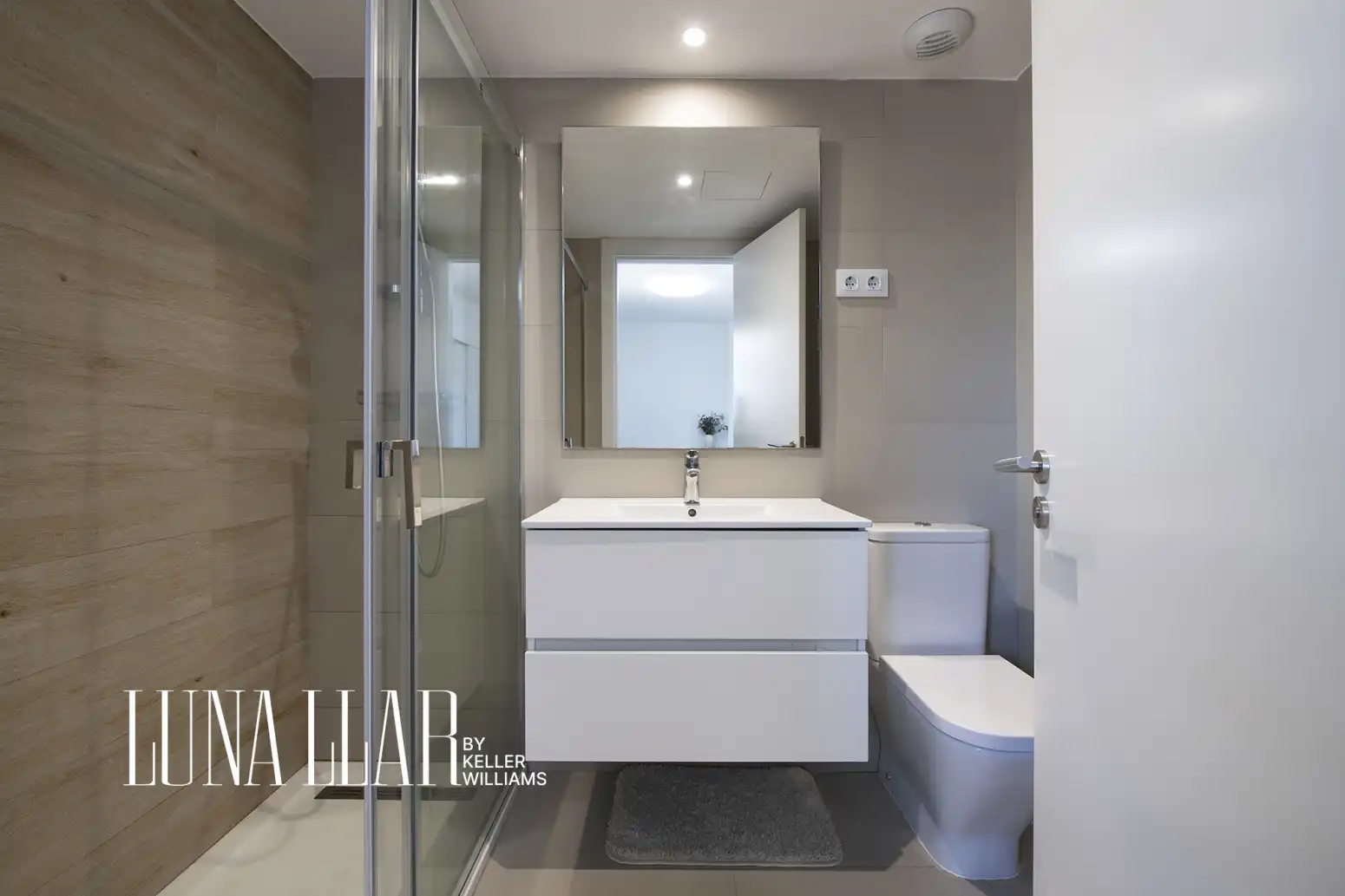 Baño de Piso en venta en Cornellà de Llobregat con Aire acondicionado, Calefacción y Jardín privado