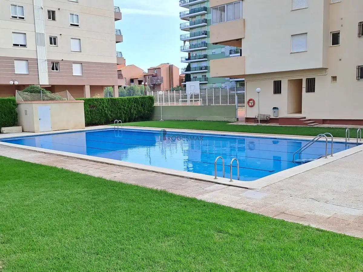 Piscina de Apartament en venda en Benicasim / Benicàssim amb Traster, Moblat i Piscina comunitària