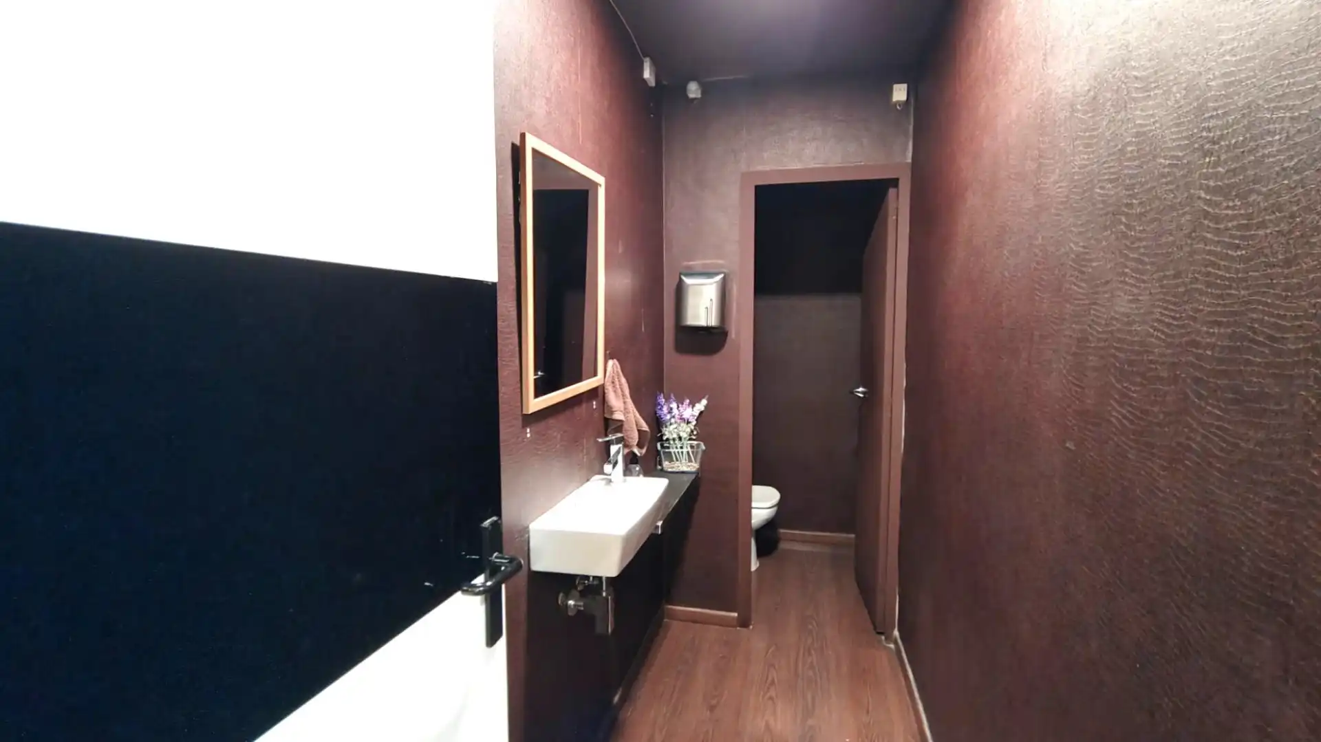Baño de Local en traspaso en  Barcelona Capital con Aire acondicionado, Amueblado y Alarma