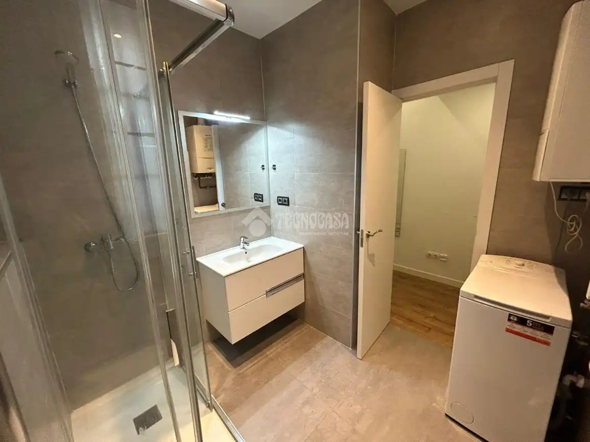 Bathroom of Flat for rent in Madrid  with Air Conditioner, Heating and Parquet flooring