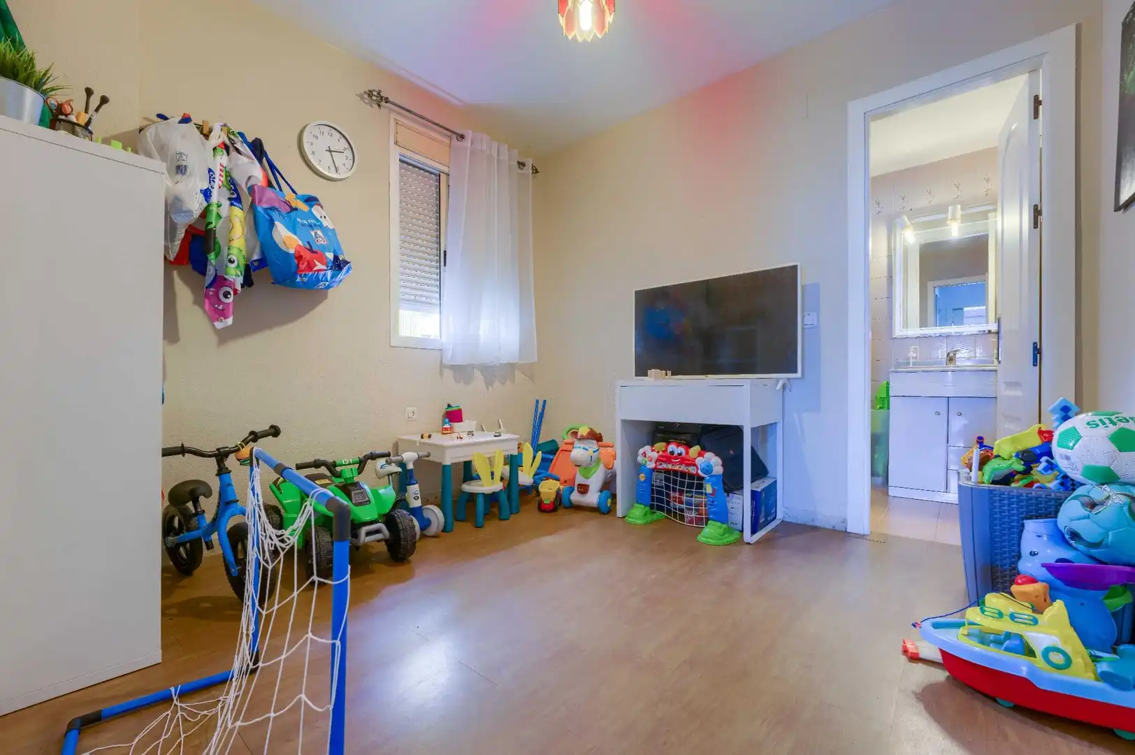 Wohnung zum Verkauf in Sevilla mit Klimaanlage, Heizung und Abstellraum