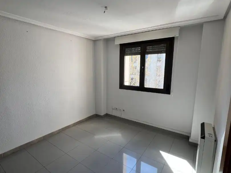 Schlafzimmer von Büro zur Miete in Majadahonda mit Klimaanlage und Heizung