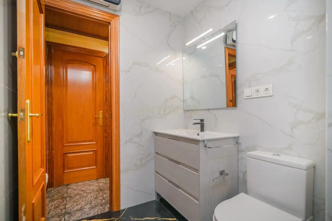 Badezimmer von Wohnungen zum Verkauf in L'Hospitalet de Llobregat