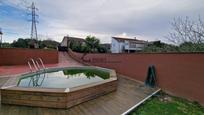 Piscina de Casa o xalet en venda en Pontevedra Capital  amb Jardí privat