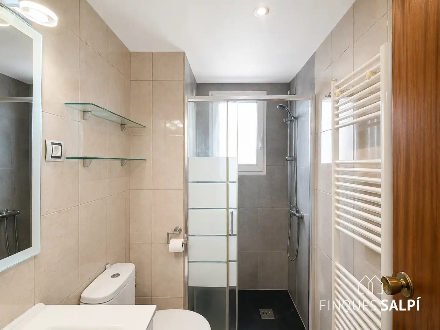 Badezimmer von Wohnungen zum Verkauf in L'Escala mit Terrasse, Abstellraum und Möbliert