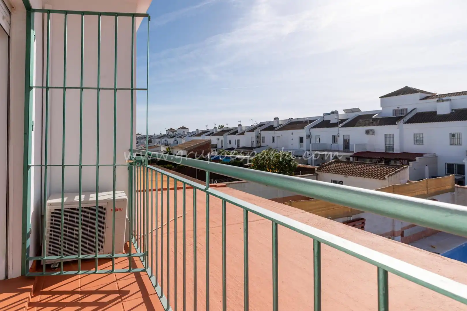 Vista exterior de Casa adosada en venda en Huévar del Aljarafe amb Aire condicionat, Jardí privat i Traster