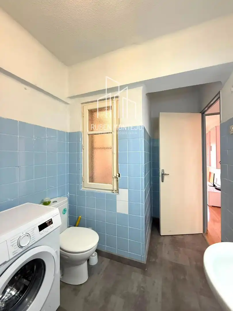 Bathroom of Flat for rent in Salamanca  with Heating, Terrace and Furnished