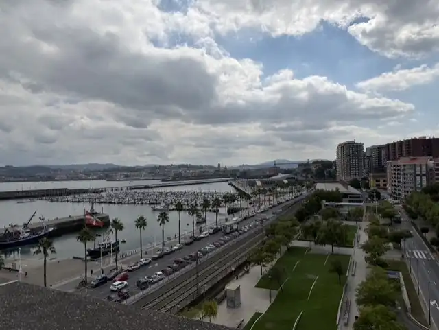 Vista exterior de Apartament en venda en Santurtzi  amb Calefacció, Terrassa i Moblat