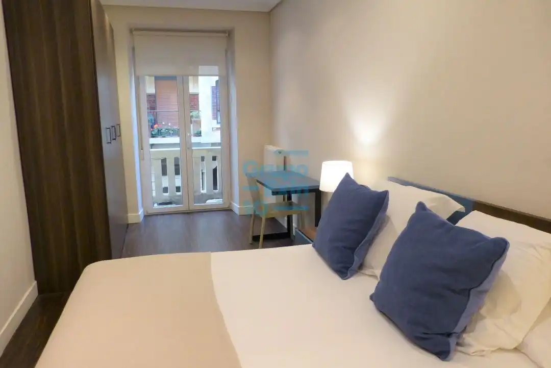 Schlafzimmer von Wohnung zur Miete in Donostia - San Sebastián  mit Balkon