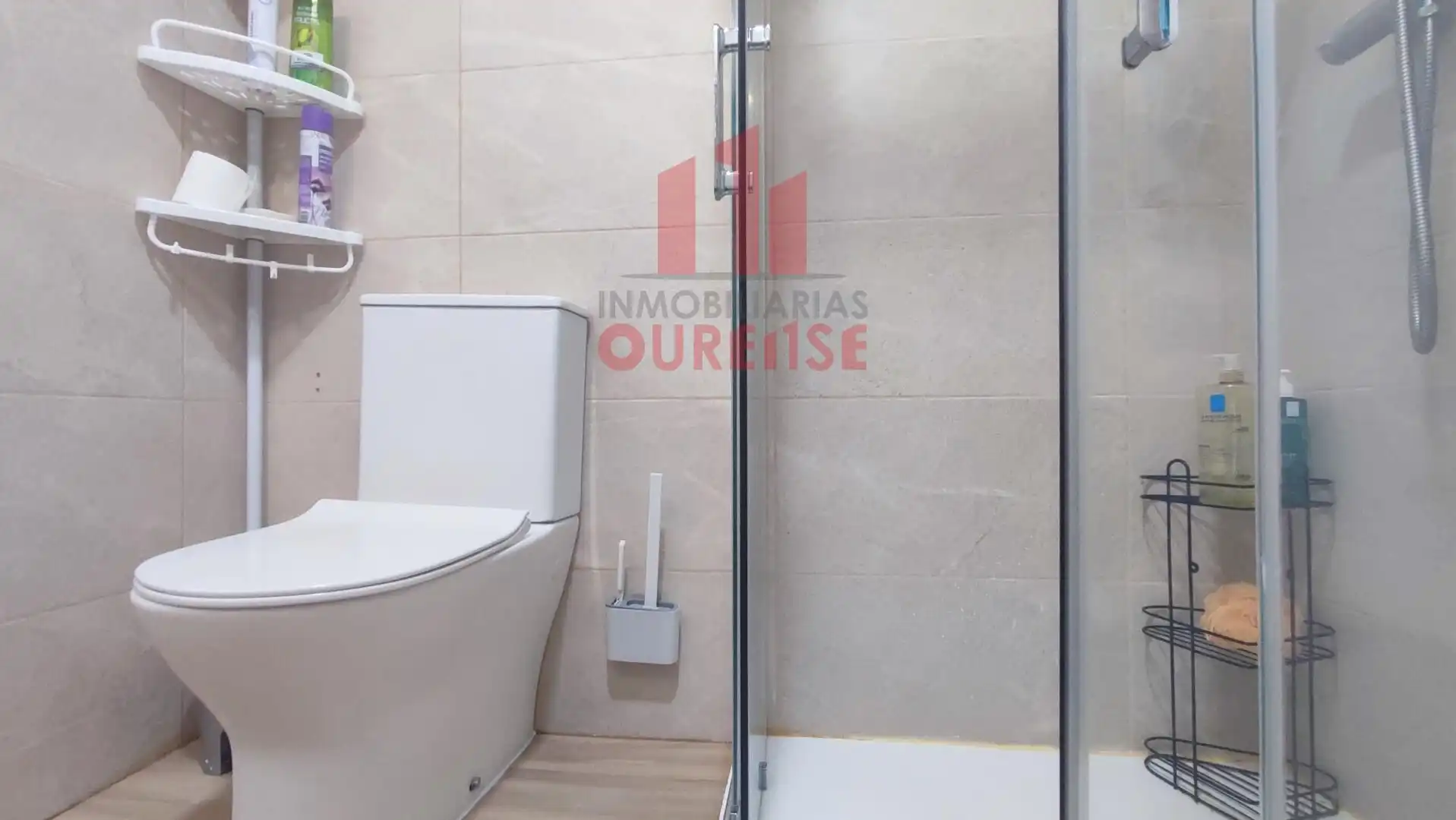 Bany de Pis de lloguer en Ourense Capital  amb Calefacció i Balcó