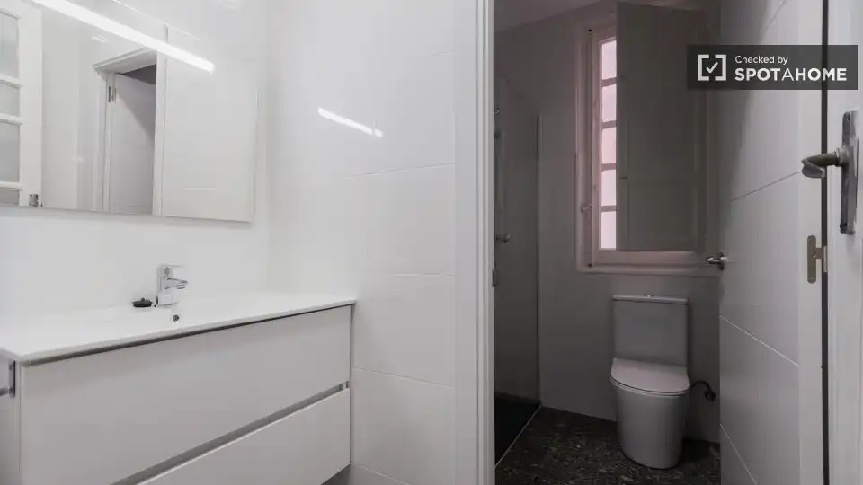 Baño de Piso para compartir en Valencia con Aire acondicionado, Calefacción y Amueblado