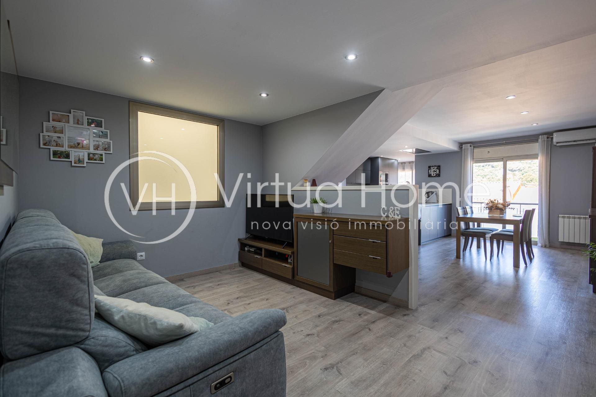 Living room of Attic for sale in Palafolls  with Air Conditioner, Heating and Parquet flooring