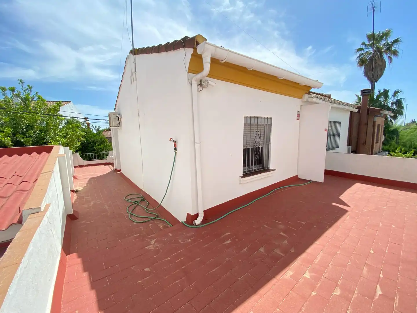 Vista exterior de Casa adosada en venda en Camas amb Aire condicionat, Terrassa i Balcó