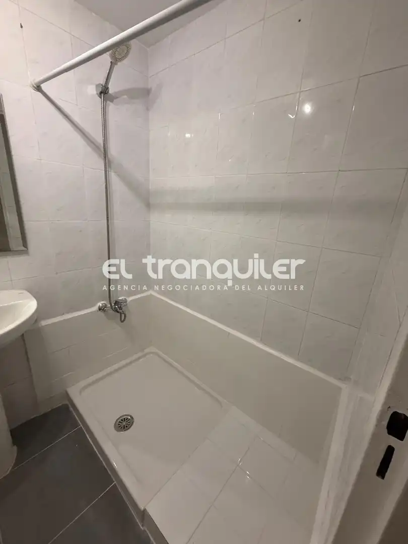 Badezimmer von Wohnung zur Miete in Madrid mit Terrasse und Waschmaschine