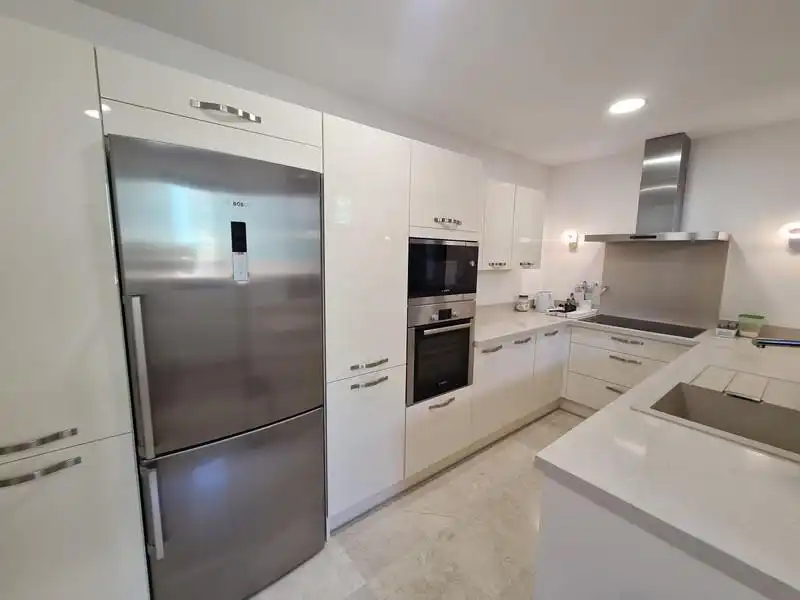 Cocina de Casa adosada de alquiler en Benahavís con Aire acondicionado, Calefacción y Jardín privado