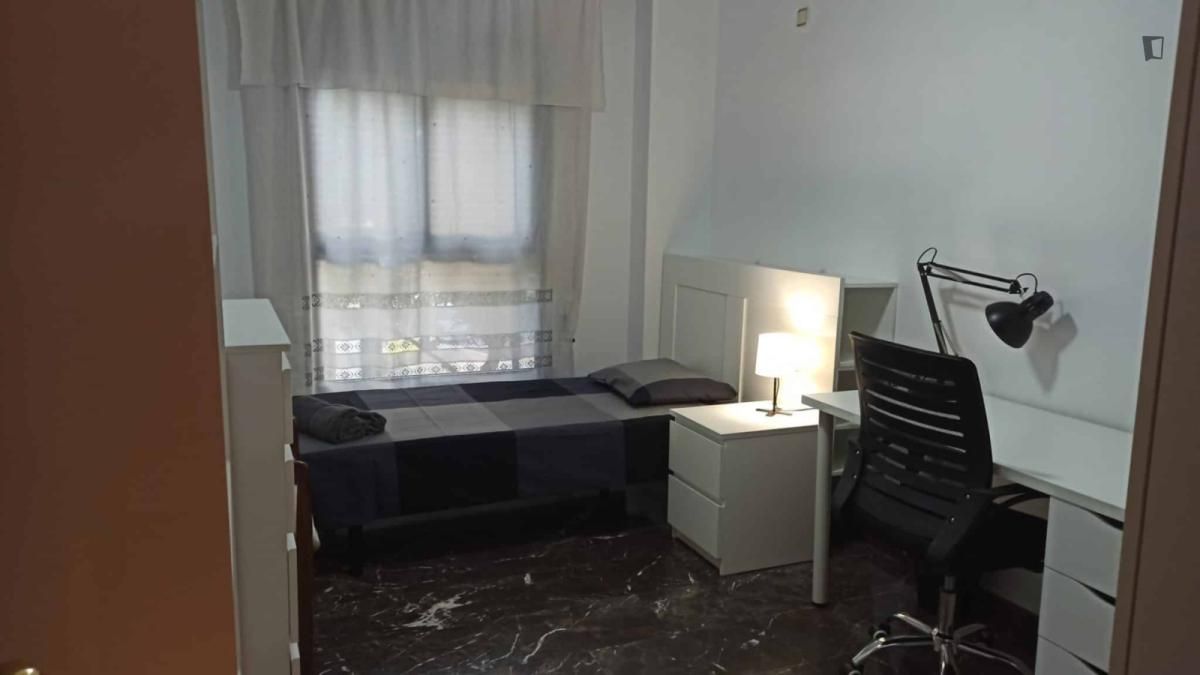 Habitación de Apartamento para compartir en  Valencia Capital con Amueblado, Horno y Lavadora