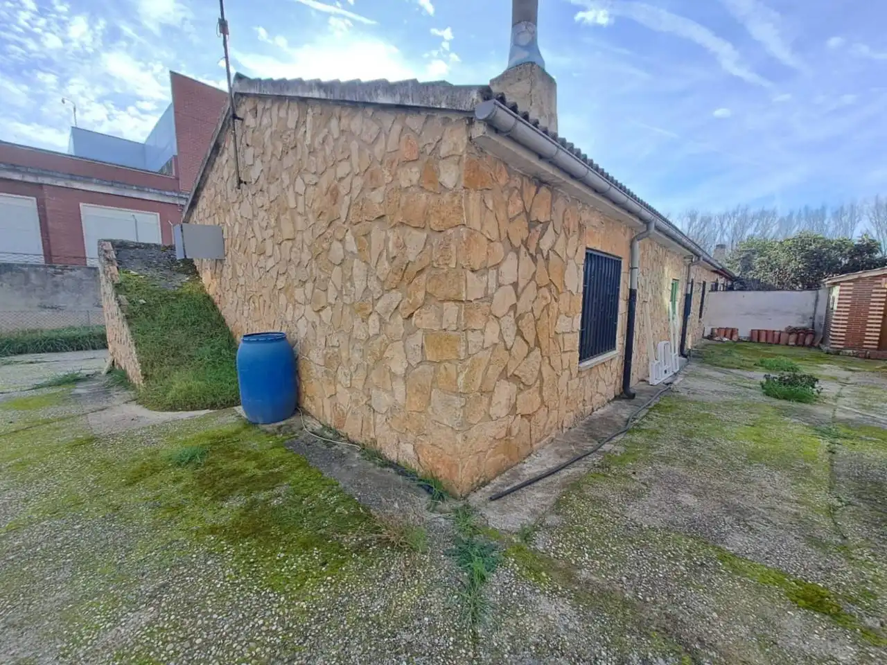 Vista exterior de Casa adosada en venda en Burgos amb Calefacció i Jardí privat