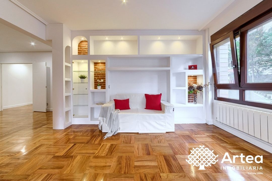 Sala d'estar de Pis en venda en Bilbao  amb Calefacció, Terrassa i Traster