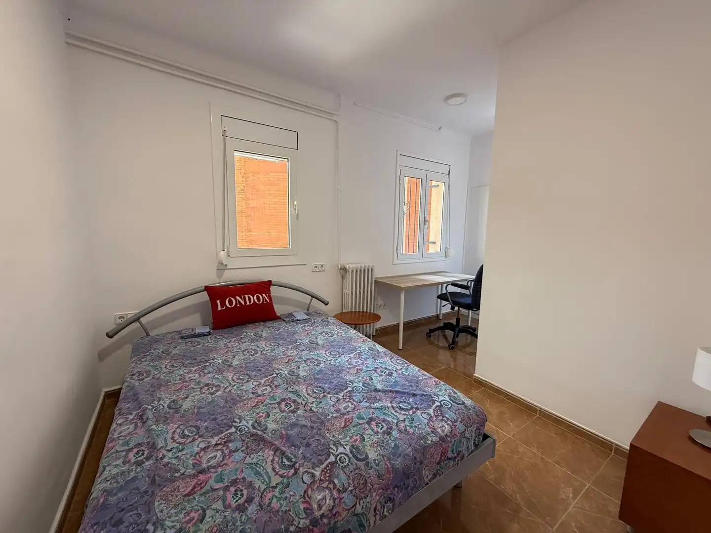 Dormitori de Pis de lloguer en Girona amb Calefacció, Terrassa i Moblat