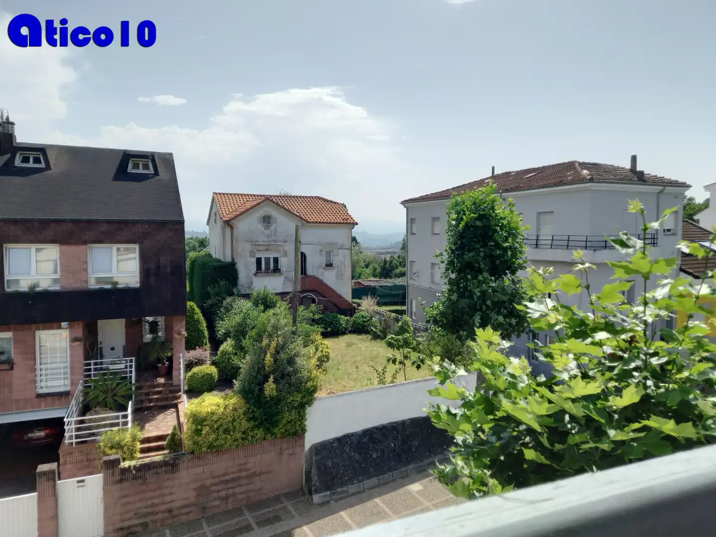 Außenansicht von Einfamilien-Reihenhaus zum Verkauf in Oviedo  mit Heizung, Privatgarten und Parkett
