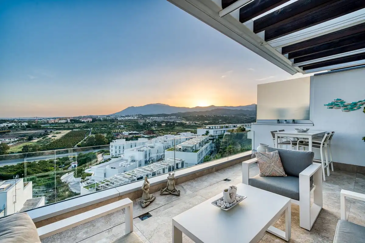 Terrasse von Dachboden zum Verkauf in Estepona mit Klimaanlage, Terrasse und Abstellraum