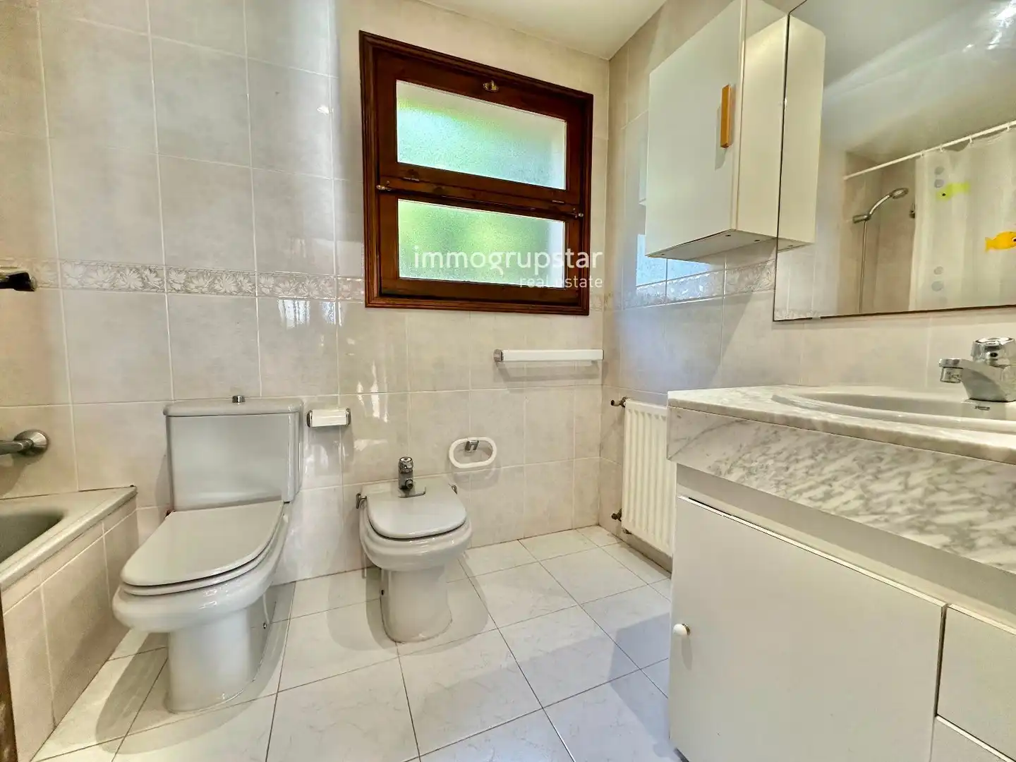 Badezimmer von Einfamilien-Reihenhaus zum Verkauf in Castell d'Aro, Platja d'Aro i s'Agaró mit Heizung, Privatgarten und Terrasse