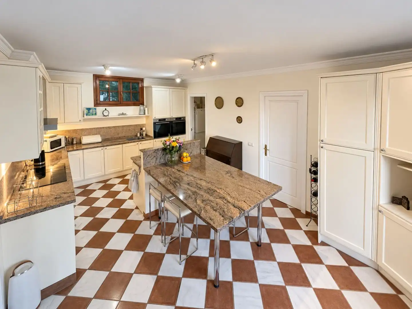 Kitchen of Houses for sale in Benahavís  with Air Conditioner, Swimming Pool and Balcony
