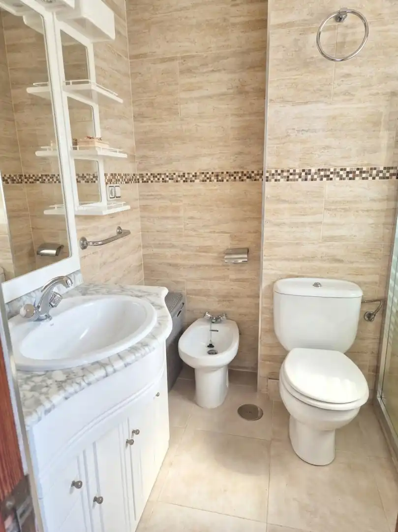 Baño de Apartamento de alquiler en Benalmádena con Terraza, Amueblado y Piscina comunitaria