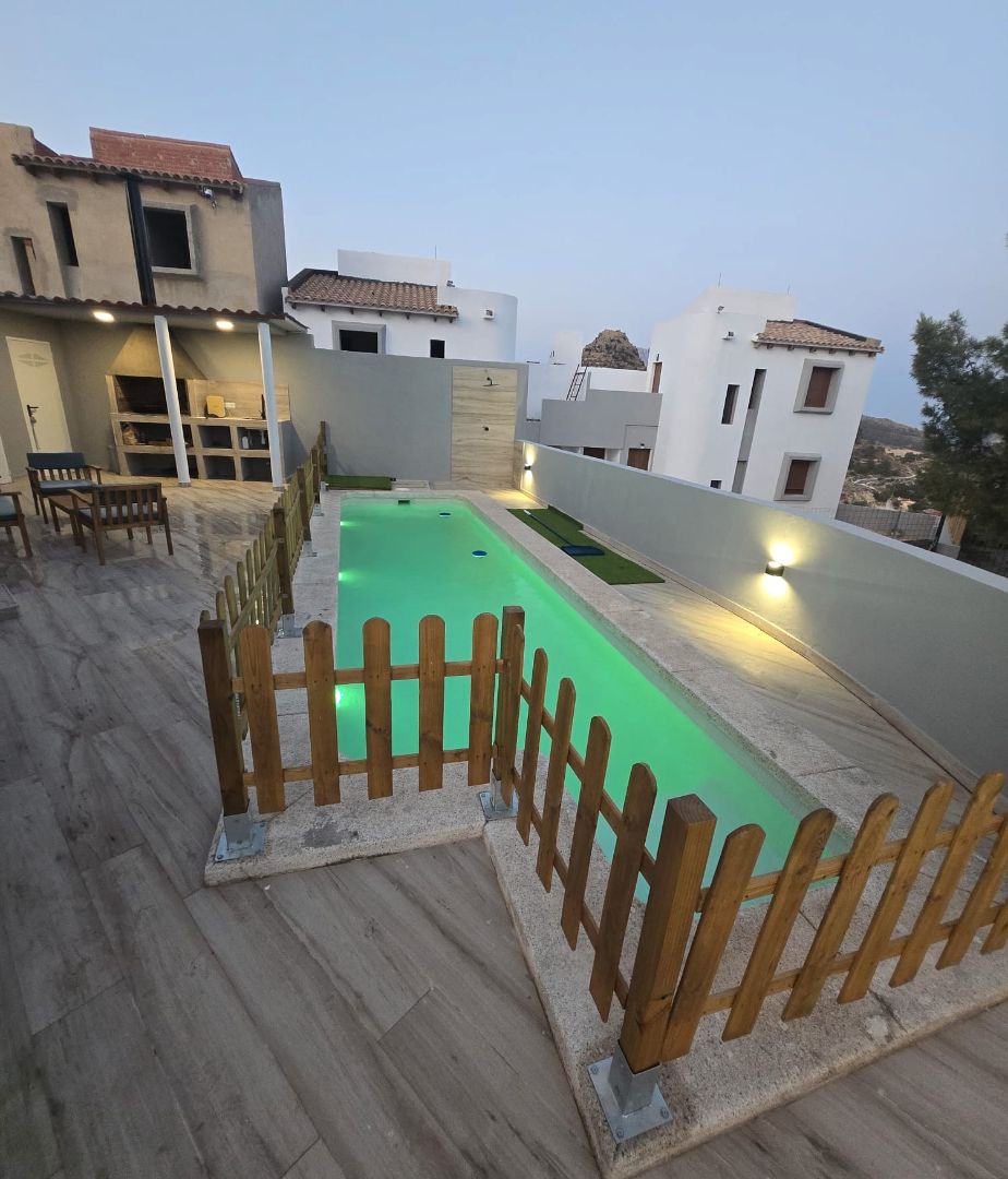 Piscina de Casa adosada en venda en Relleu amb Aire condicionat, Terrassa i Traster