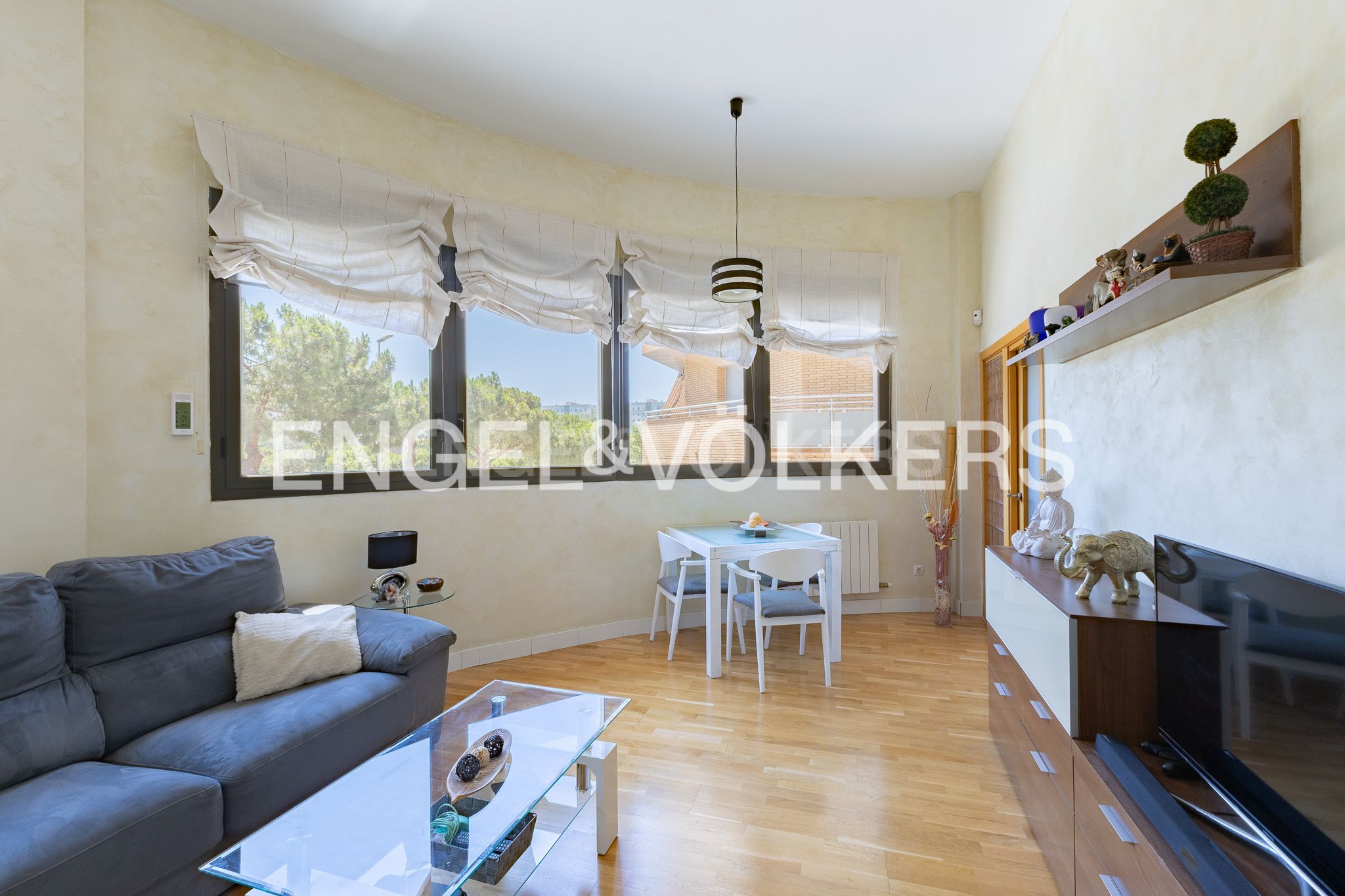 Living room of Apartment for sale in Cornellà de Llobregat  with Air Conditioner, Heating and Parquet flooring