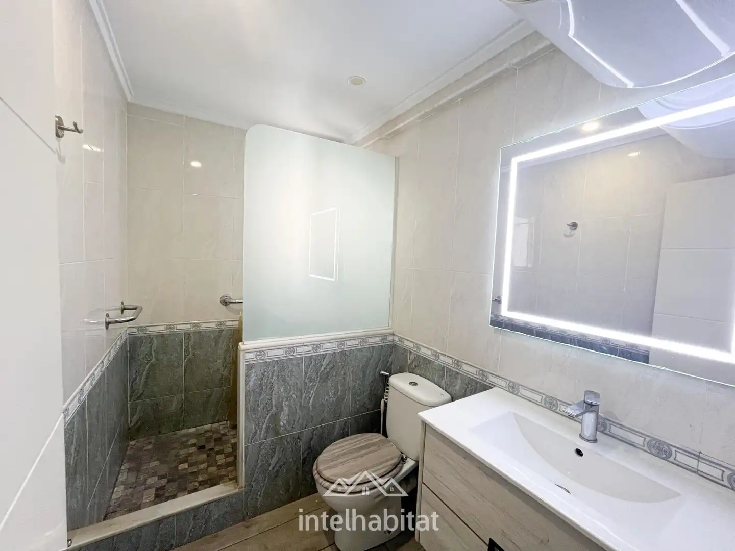 Baño de Piso en venta en Valencia con Aire acondicionado, Terraza y Amueblado