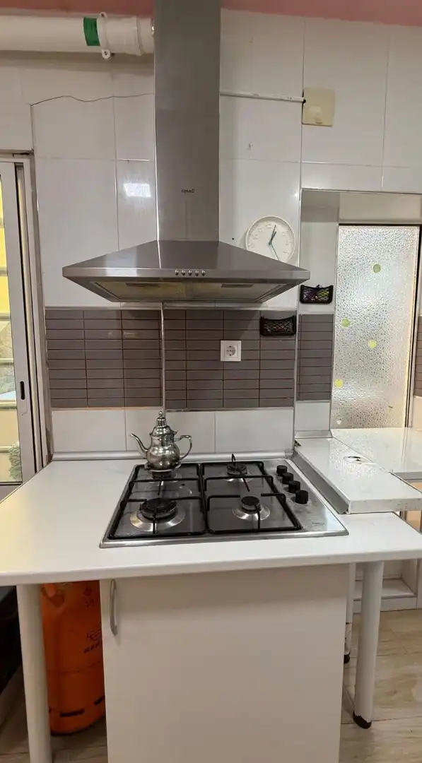 Cuina de Casa adosada en venda en Cornellà de Llobregat amb Aire condicionat, Calefacció i Terrassa