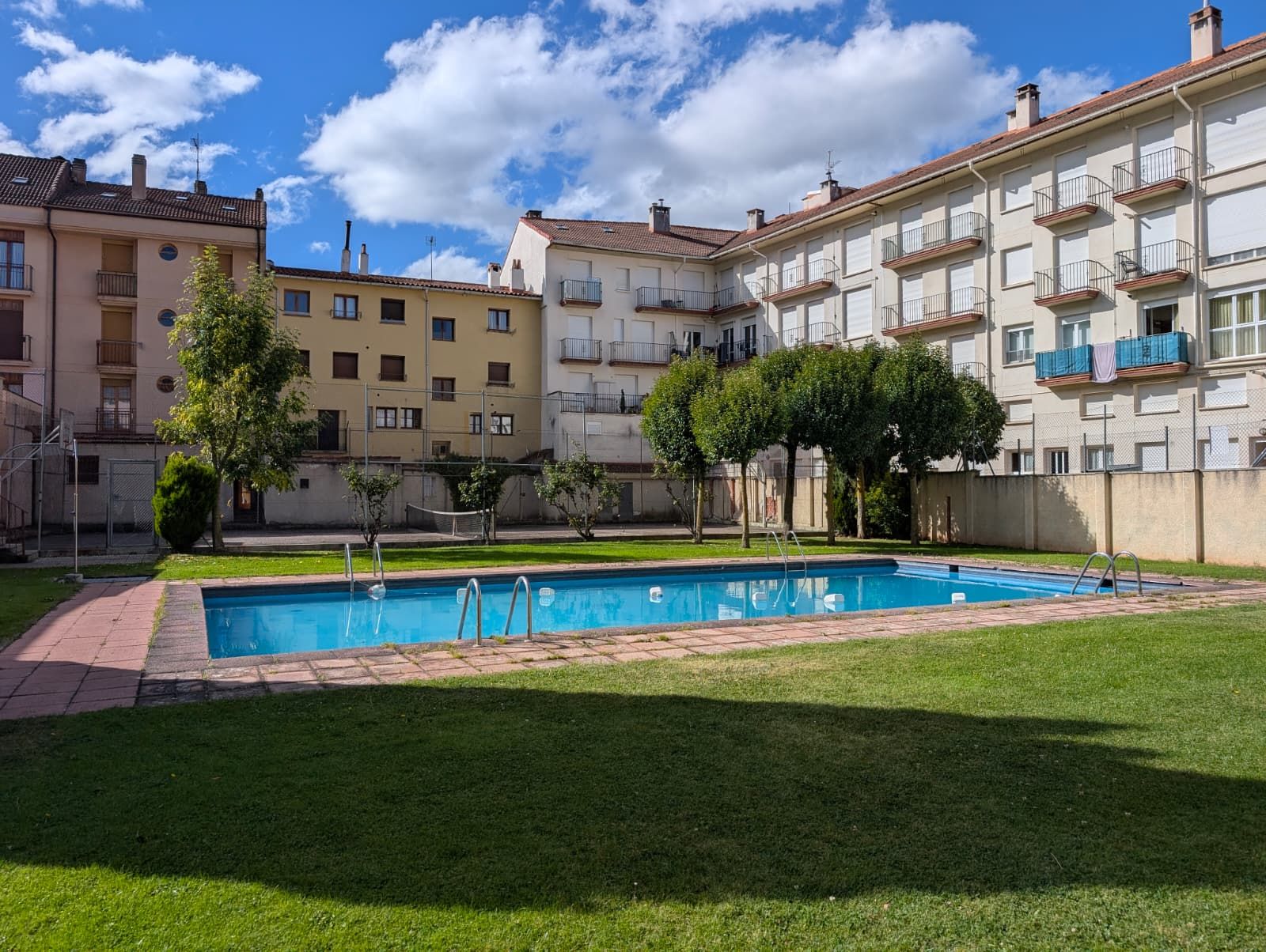 Piscina de Apartament en venda en Ezcaray amb Calefacció, Traster i Moblat