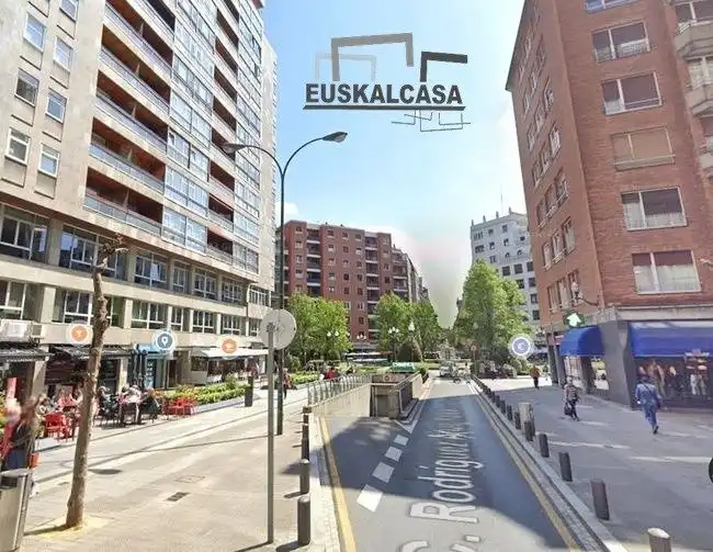 Vista exterior de Oficina en venda en Bilbao  amb Calefacció