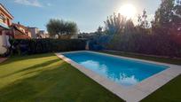 Piscina de Casa adosada en venda en Girona Capital amb Calefacció, Jardí privat i Parquet