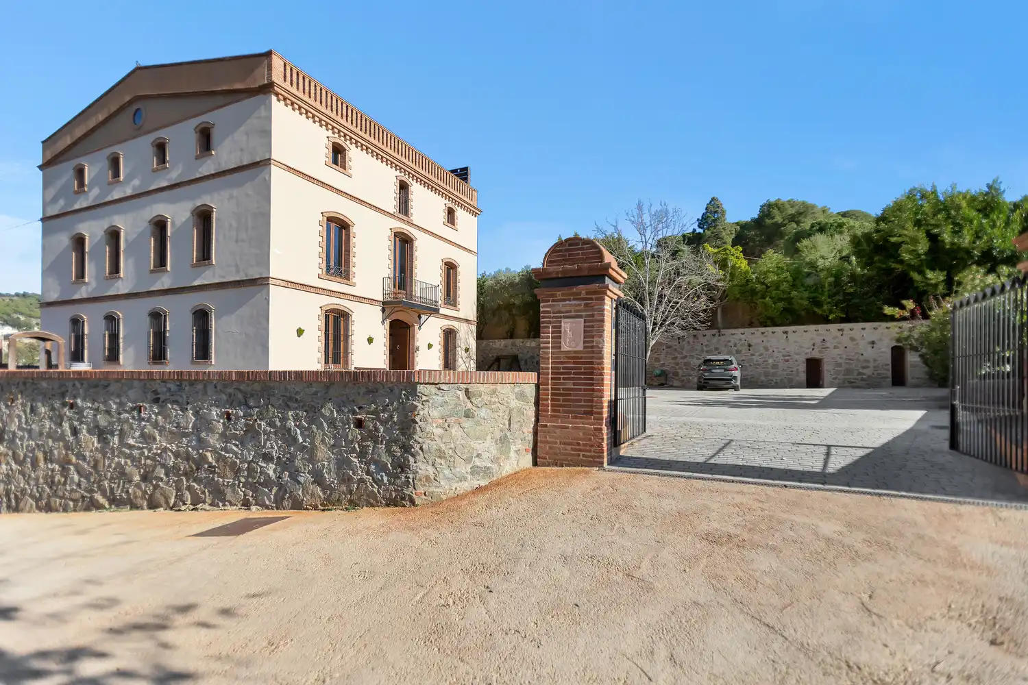 Vista exterior de Casa o chalet en venta en Alella con Calefacción, Jardín privado y Parquet