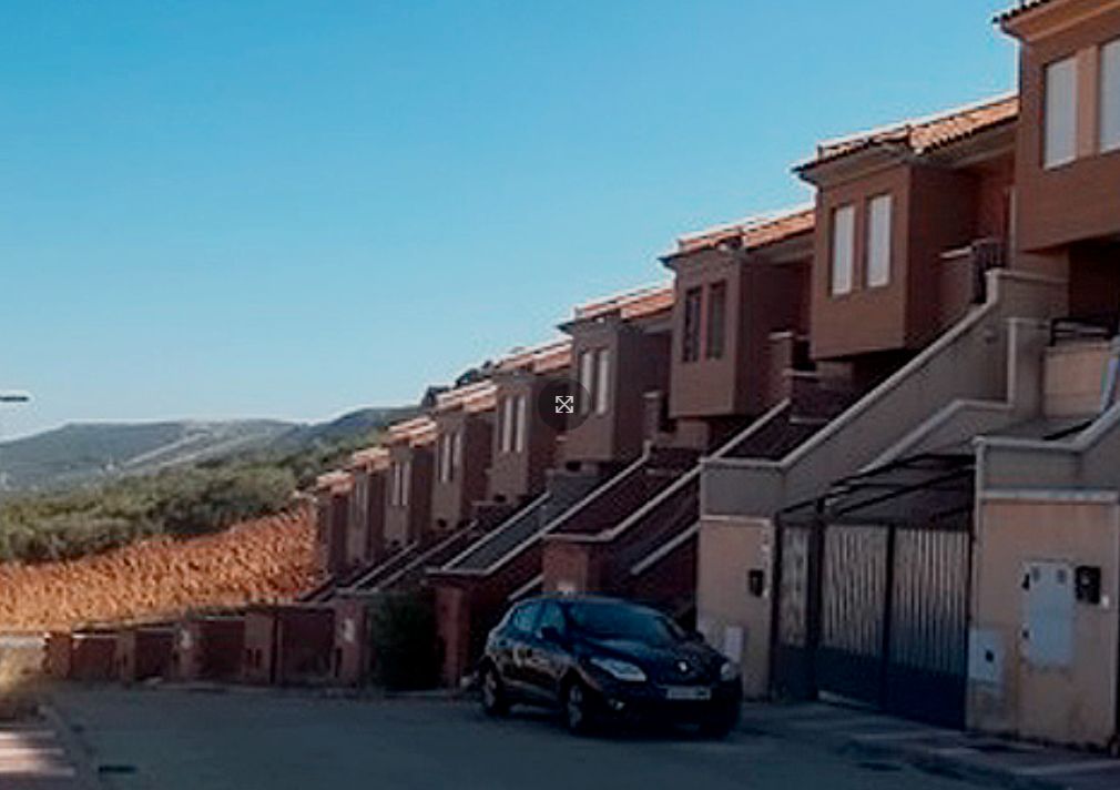Vista exterior de Edifici en venda en Puertollano