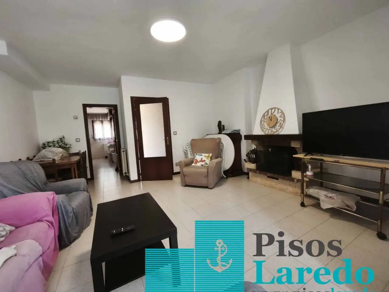 Sala d'estar de Casa adosada en venda en Laredo amb Calefacció, Jardí privat i Parquet