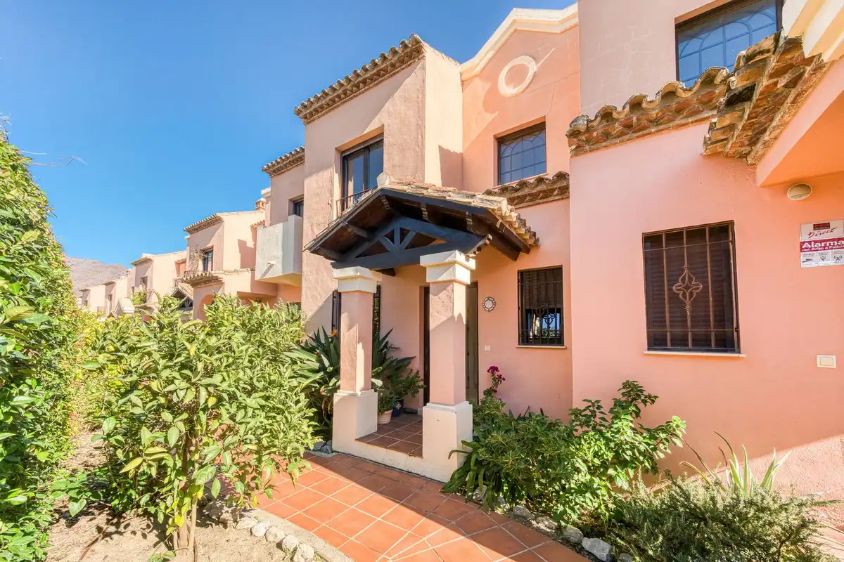 Vista exterior de Casa adosada en venta en Estepona con Aire acondicionado, Terraza y Piscina comunitaria