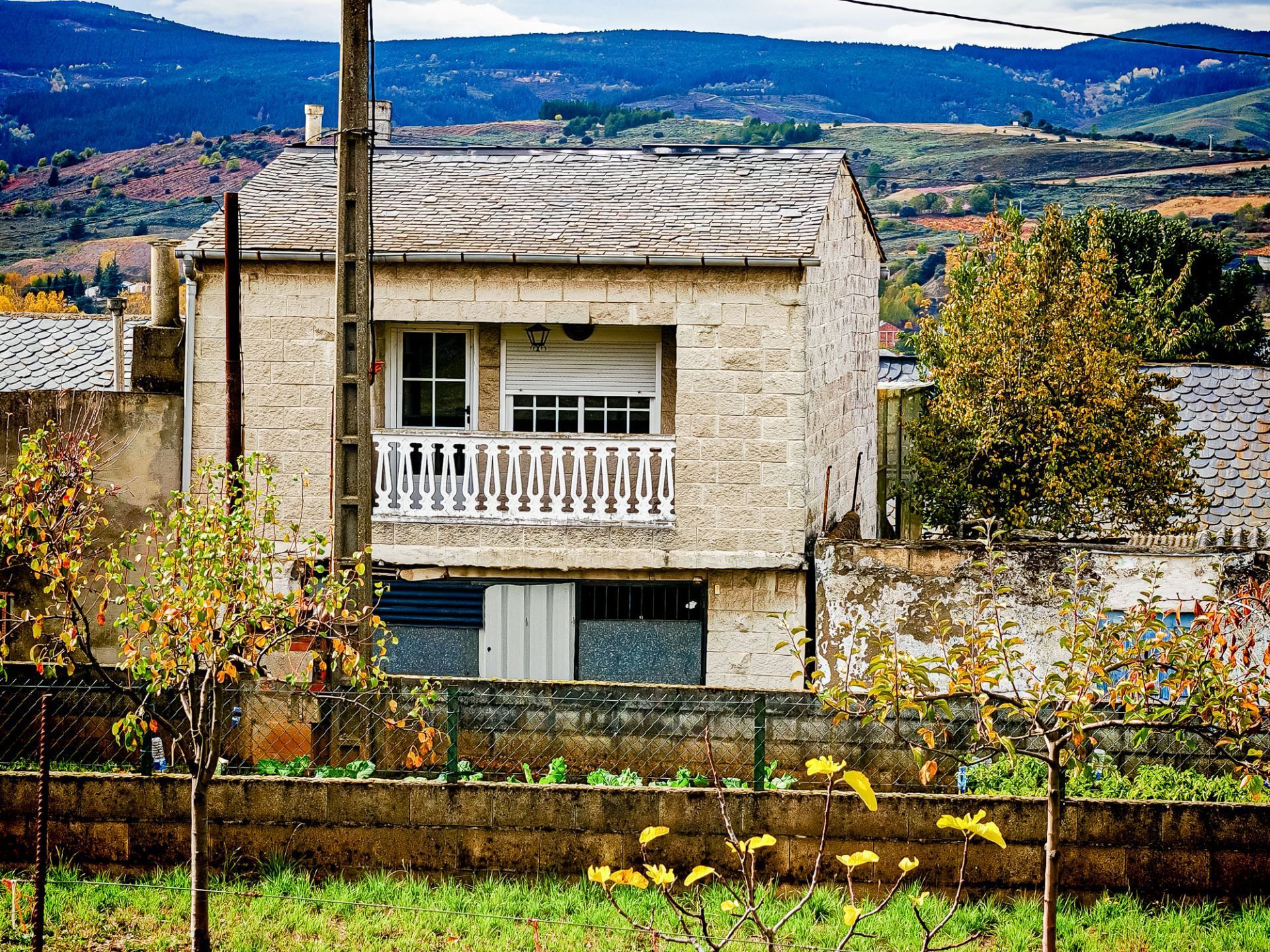 Vista exterior de Casa o xalet en venda en Fabero amb Calefacció, Jardí privat i Terrassa