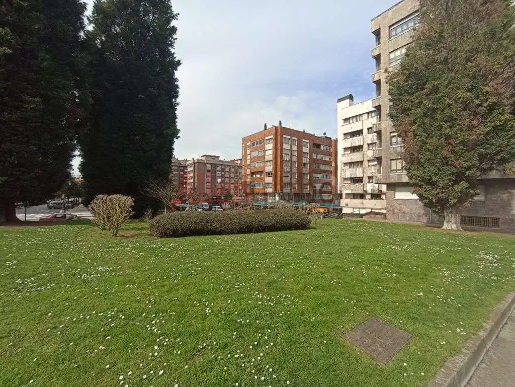 Vista exterior de Pis en venda en Oviedo  amb Traster