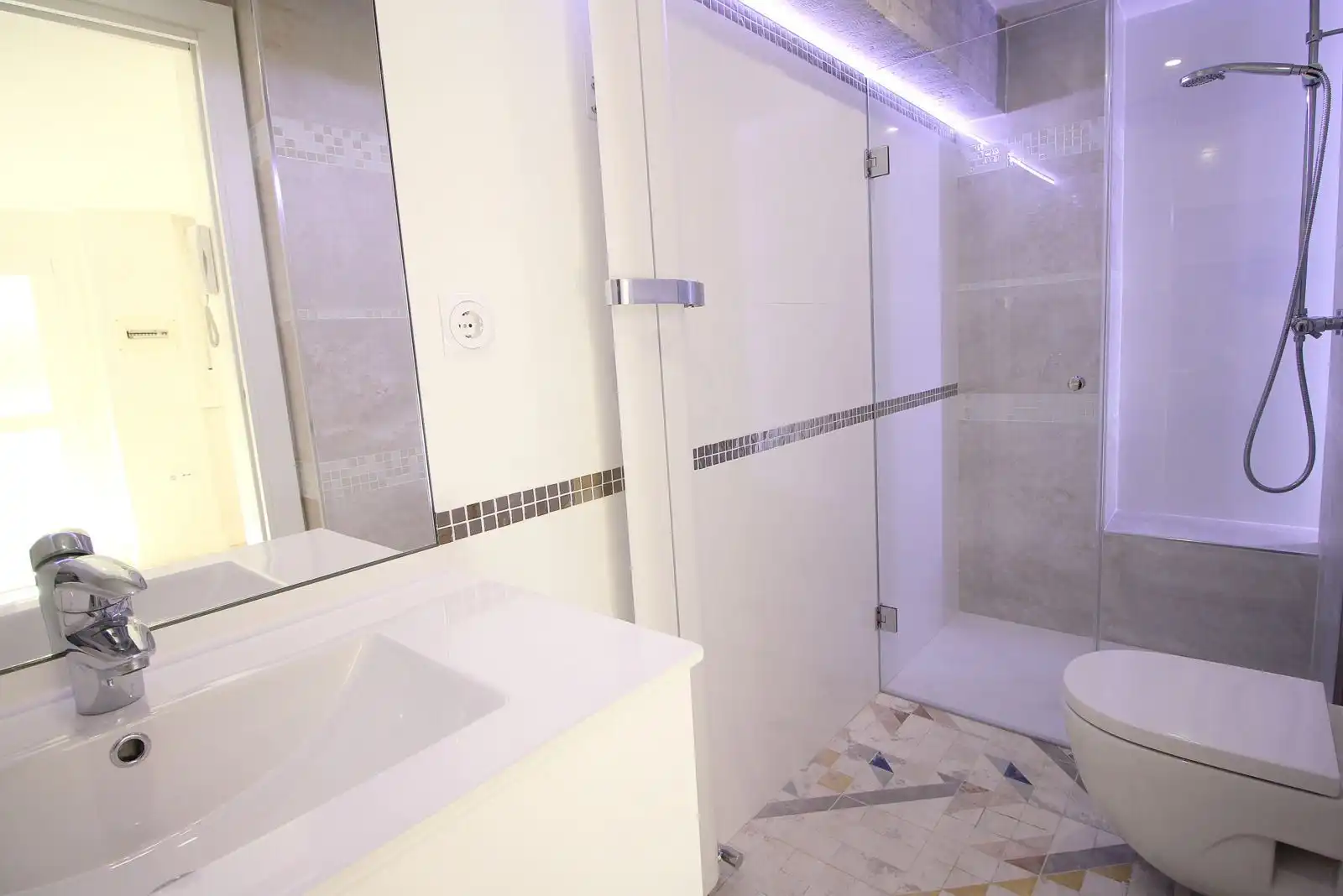 Bathroom of Flat for rent in Madrid  with Air Conditioner, Heating and Terrace
