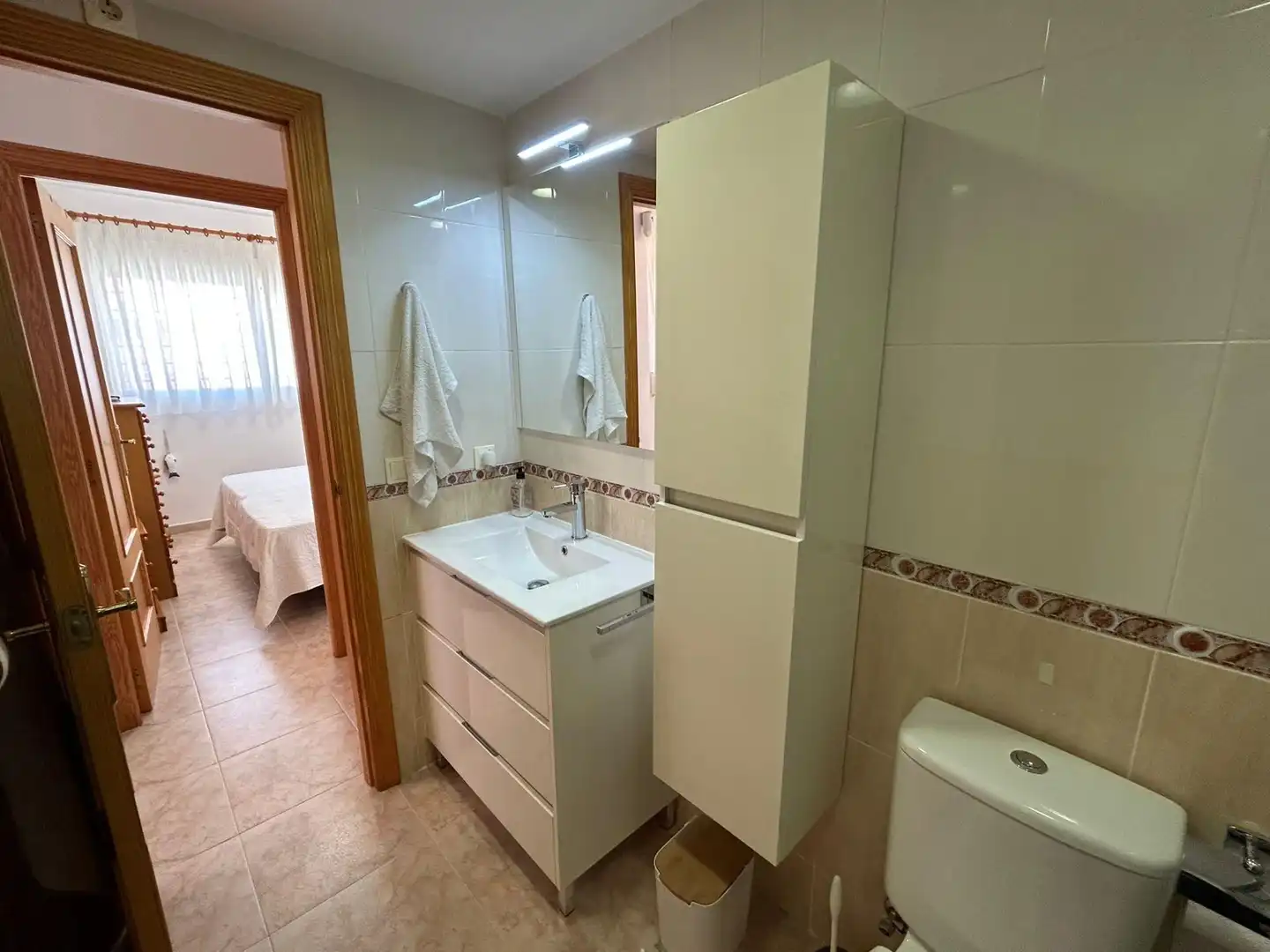 Badezimmer von Einfamilien-Reihenhaus zum Verkauf in Cullera mit Klimaanlage, Terrasse und Möbliert