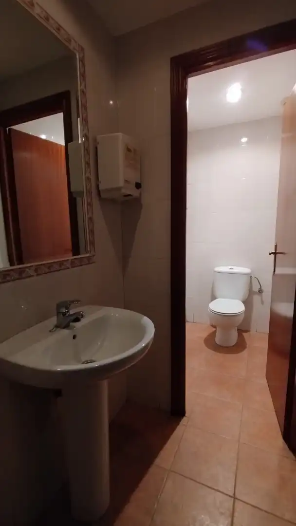 Baño de Local de alquiler en Azuqueca de Henares con Aire acondicionado, Calefacción y Amueblado