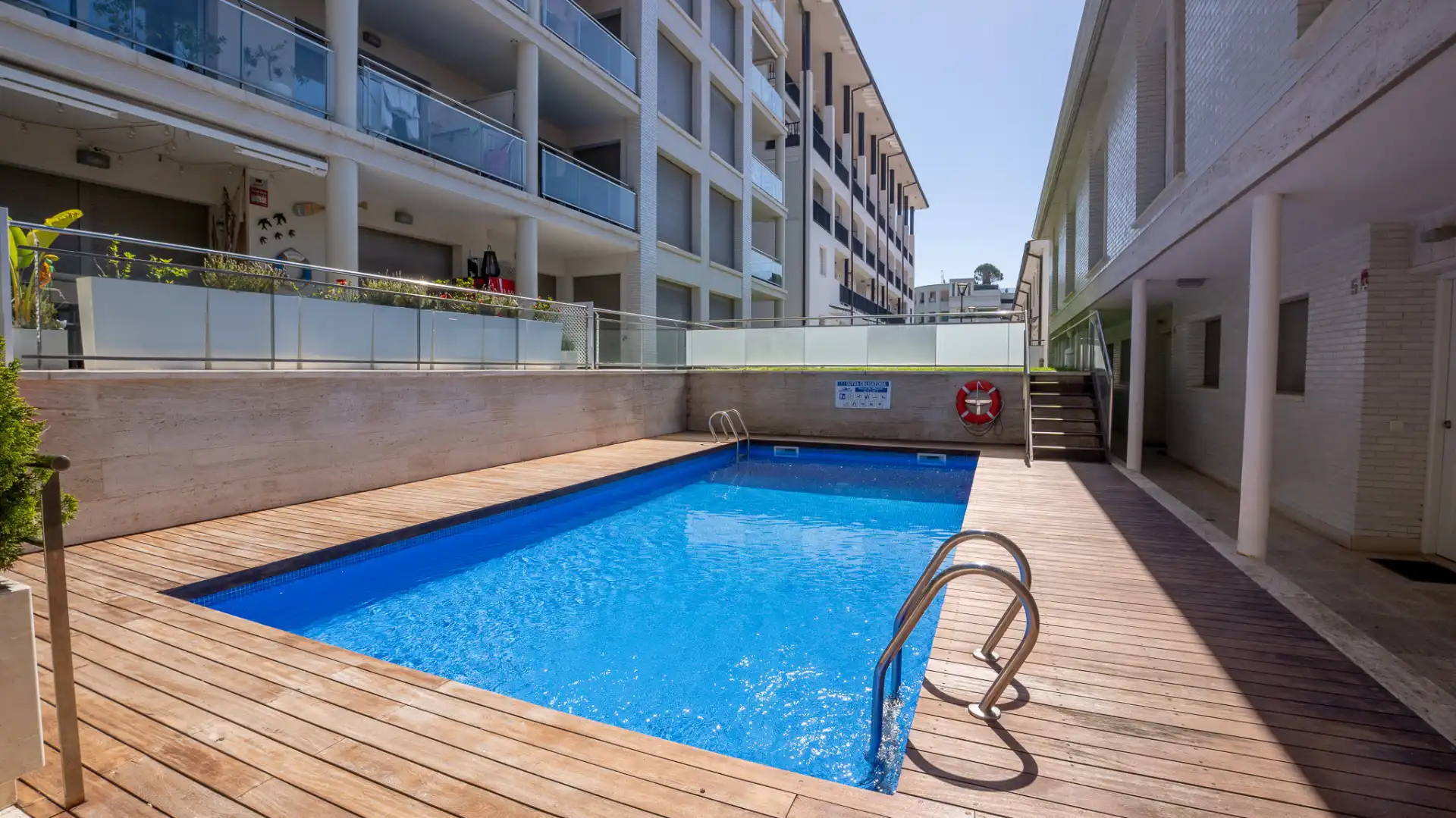 Schwimmbecken von Wohnungen zum Verkauf in Castell d'Aro, Platja d'Aro i s'Agaró mit Klimaanlage, Heizung und Terrasse