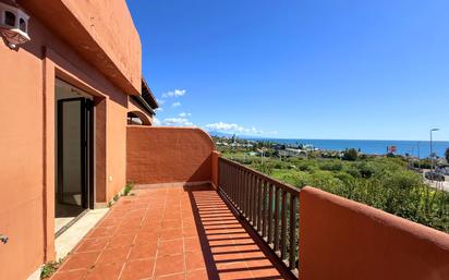 Vista exterior de Dúplex en venda en Estepona amb Aire condicionat, Terrassa i Traster
