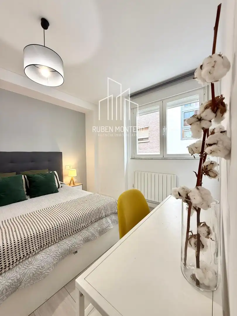 Dormitori de Apartament de lloguer en Salamanca amb Aire condicionat, Calefacció i Moblat