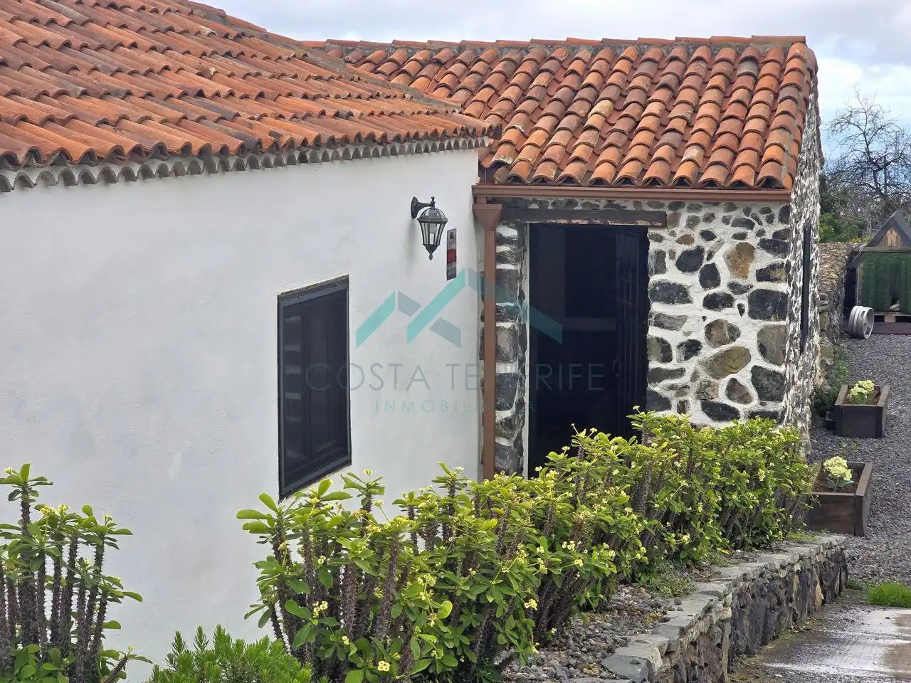 Vista exterior de Finca rústica en venda en Guía de Isora amb Jardí privat i Moblat