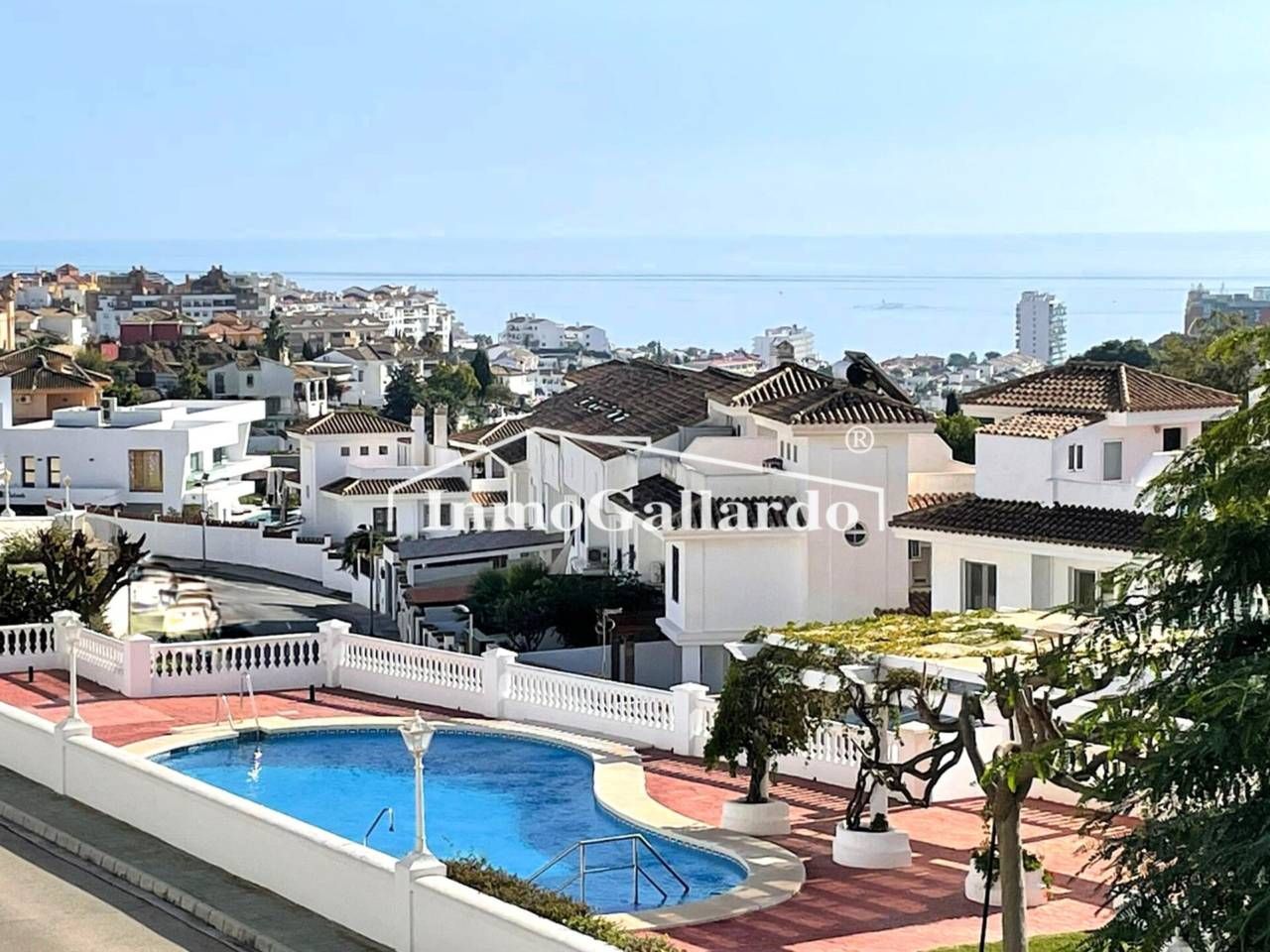 Vista exterior de Casa adosada en venda en Benalmádena amb Aire condicionat, Terrassa i Piscina comunitària