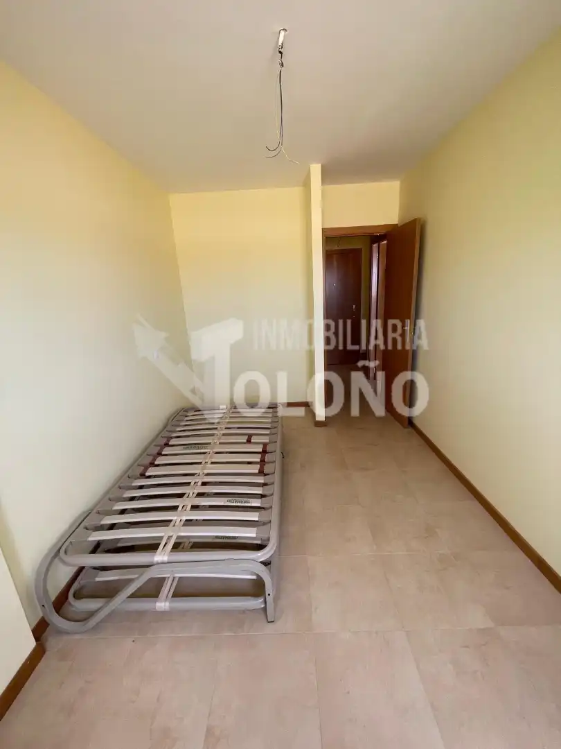 Habitación de Dúplex en venta en Castañares de Rioja con Calefacción, Terraza y Trastero